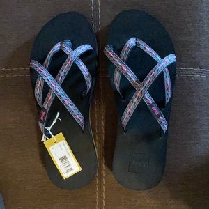 Teva Olowahu flip flops NWT Size 8